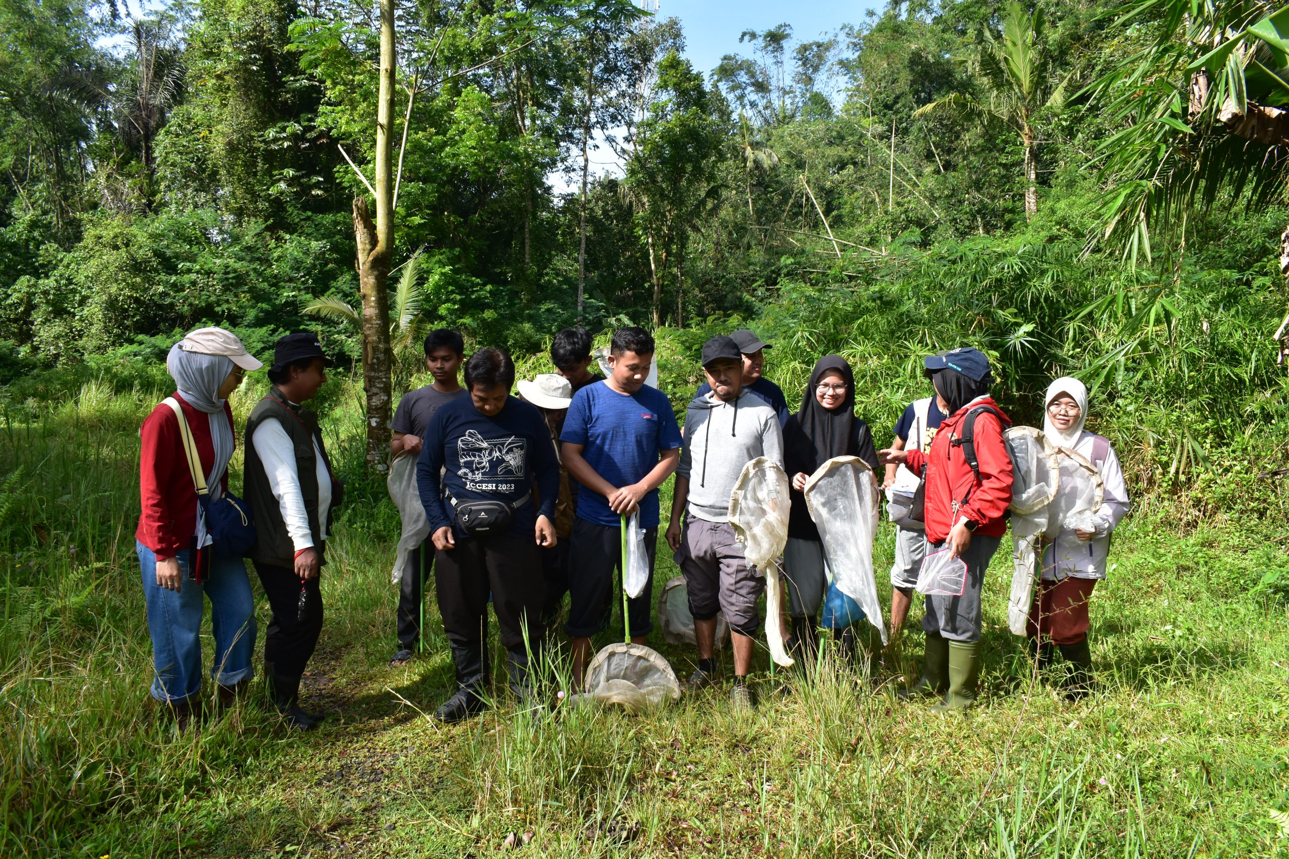 Mahasiswa Magister Ilmu Hama Tanaman Gelar Praktikum Lapangan Taksonomi dan Sistematika Serangga di TLC Bethesda dan Kali Kuning
