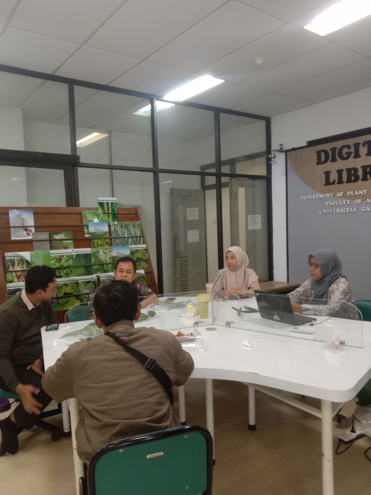 PT Indo Rempah Lestari Lakukan Pemeriksaan Sampel di Klinik Departemen Hama dan Penyakit Tumbuhan